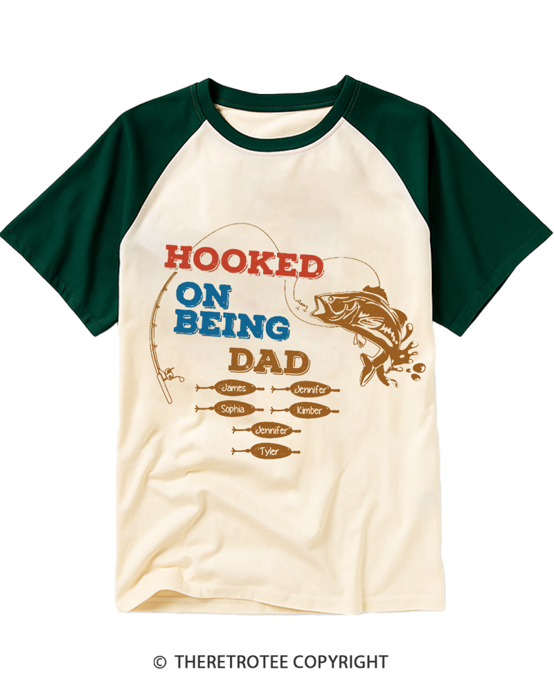 TheRetroTee Hooked On Being Dad 1980s Raglan Baseball T-Shirt