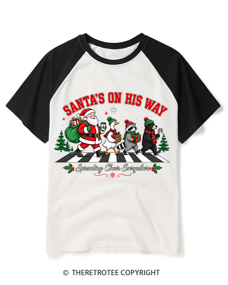 TheRetroTee Santa’s On His Way 1960s Raglan Baseball T-Shirt