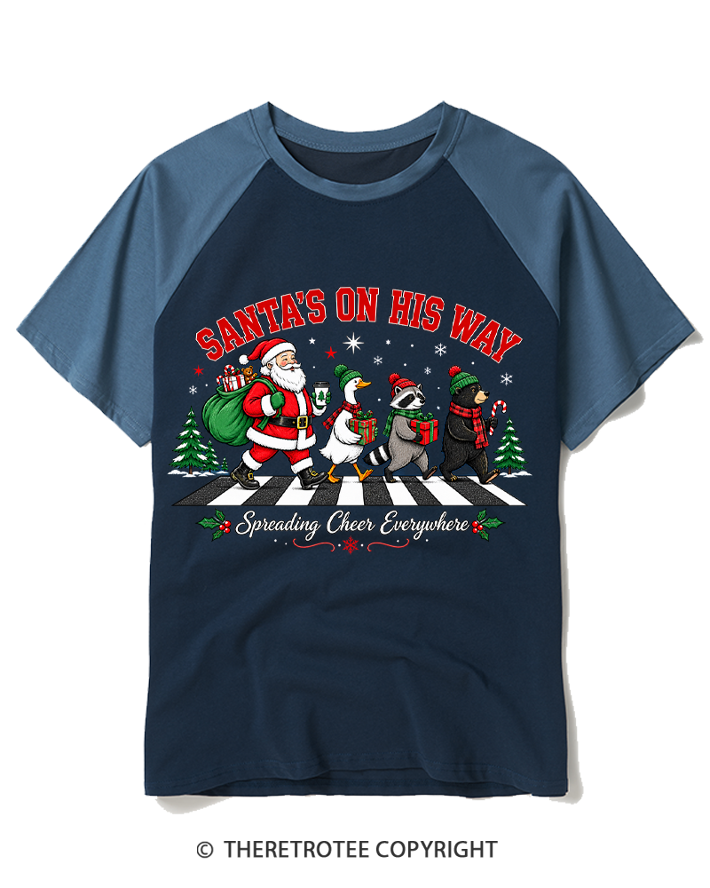 TheRetroTee Santa’s On His Way 1960s Raglan Baseball T-Shirt