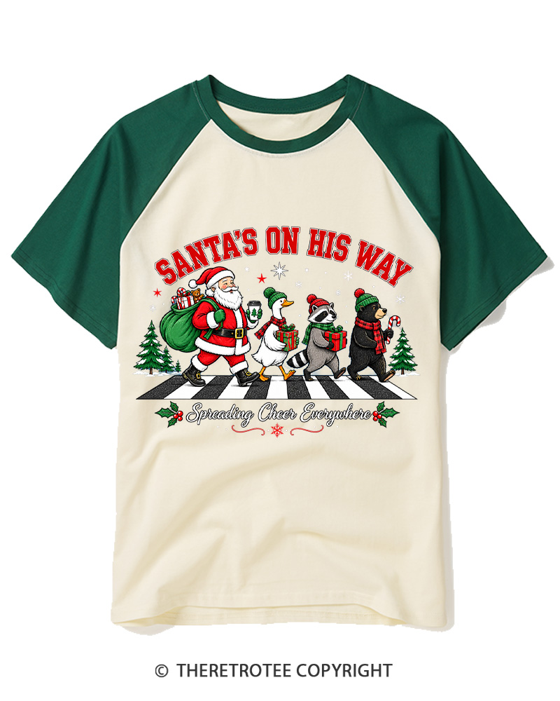 TheRetroTee Santa’s On His Way 1960s Raglan Baseball T-Shirt