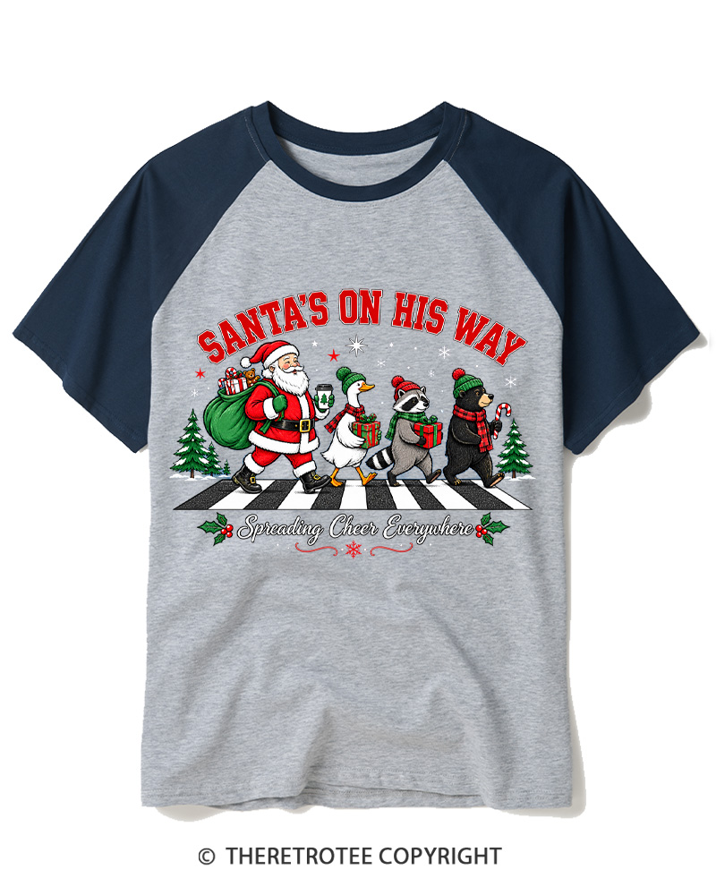 TheRetroTee Santa’s On His Way 1960s Raglan Baseball T-Shirt