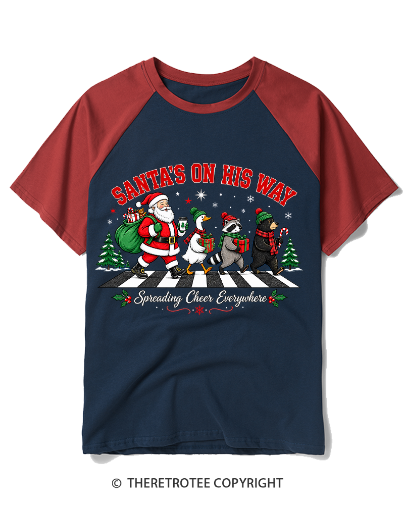 TheRetroTee Santa’s On His Way 1960s Raglan Baseball T-Shirt