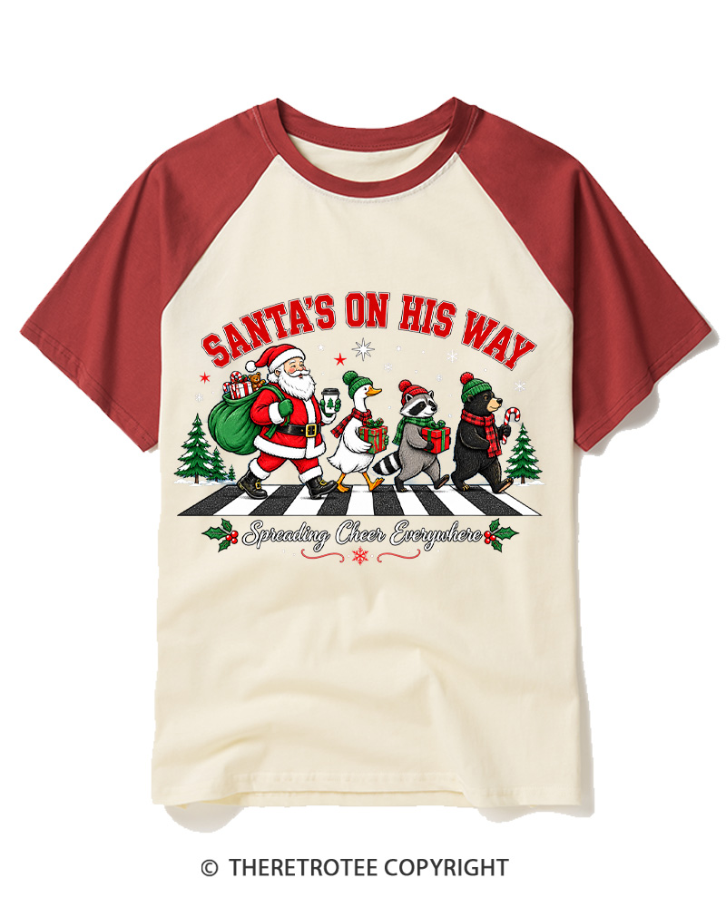 TheRetroTee Santa’s On His Way 1960s Raglan Baseball T-Shirt