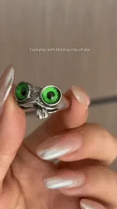 Movable tongue frog ring in 925 sterling silver with expressive eyes