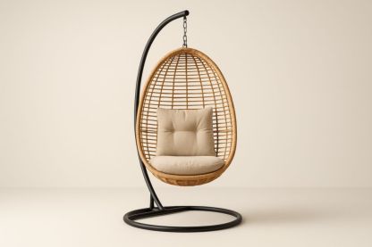 Sedia sospesa in vimini con struttura in acciaio e cuscini in tessuto