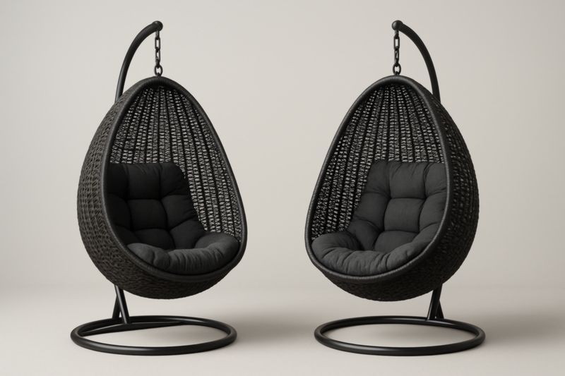 Set di sedie sospese in metallo con cuscini in poliestere nero