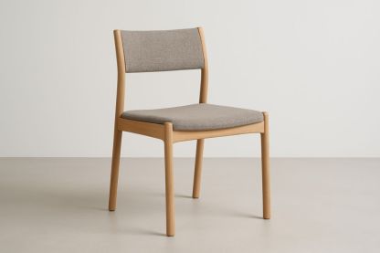 Chaise en bois avec assise en tissu beige