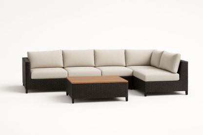 Set di divani angolari in rattan sintetico, abbinato a un tavolino da caffè in legno e cuscini beige.