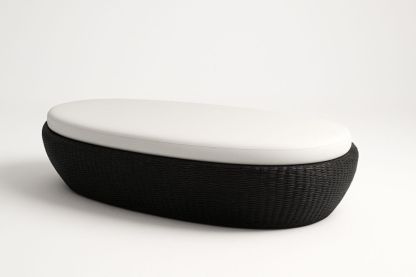 Panca in rattan nero con cuscino bianco