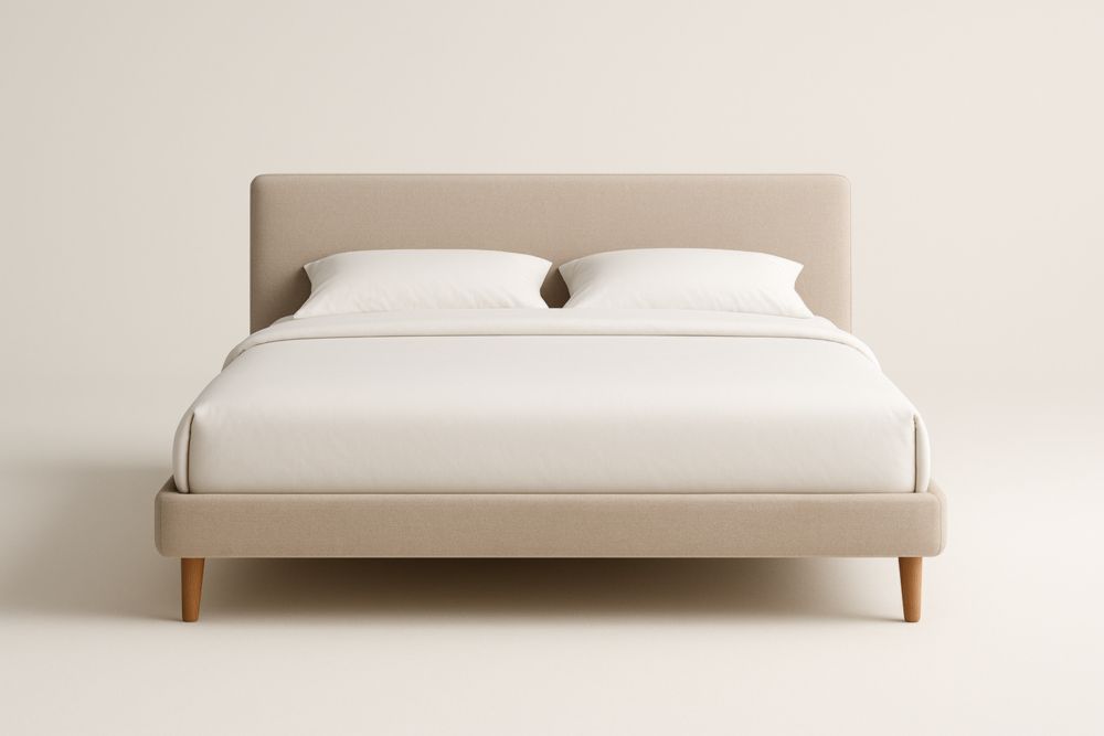 Letto matrimoniale imbottito in tessuto beige con struttura in legno