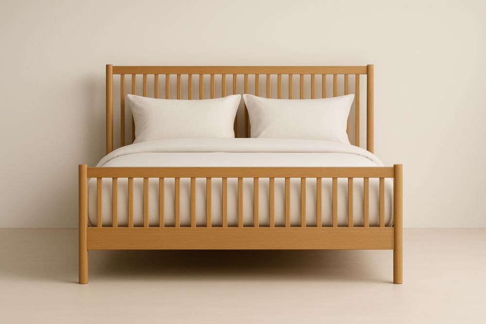 Letto in legno massello di rovere con cuscini bianchi