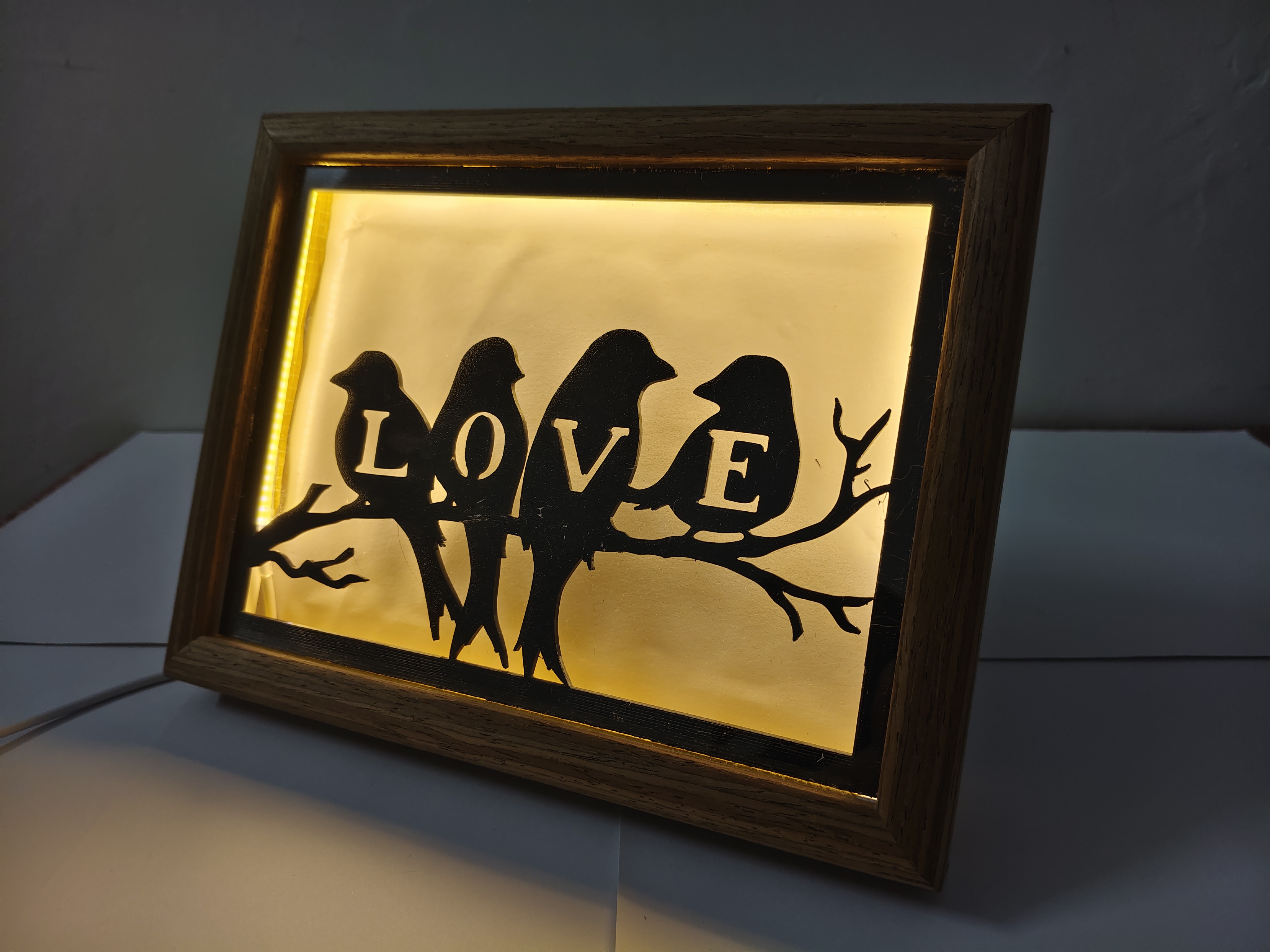 🌟 Láska v svetle a tieňoch · Svietiaci drevený rám „LOVE“ ✨Každý večer stojí za to uchovať