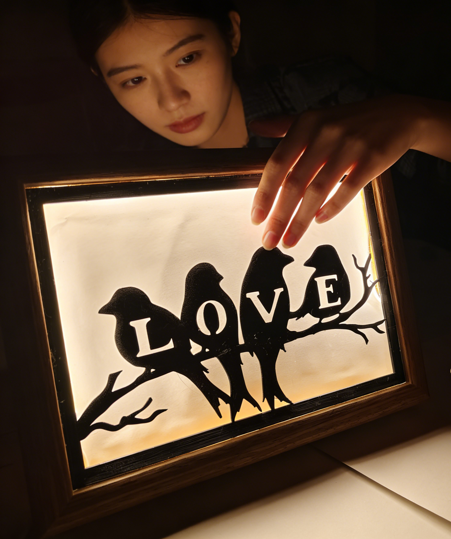 🌟 Láska v svetle a tieňoch · Svietiaci drevený rám „LOVE“ ✨Každý večer stojí za to uchovať