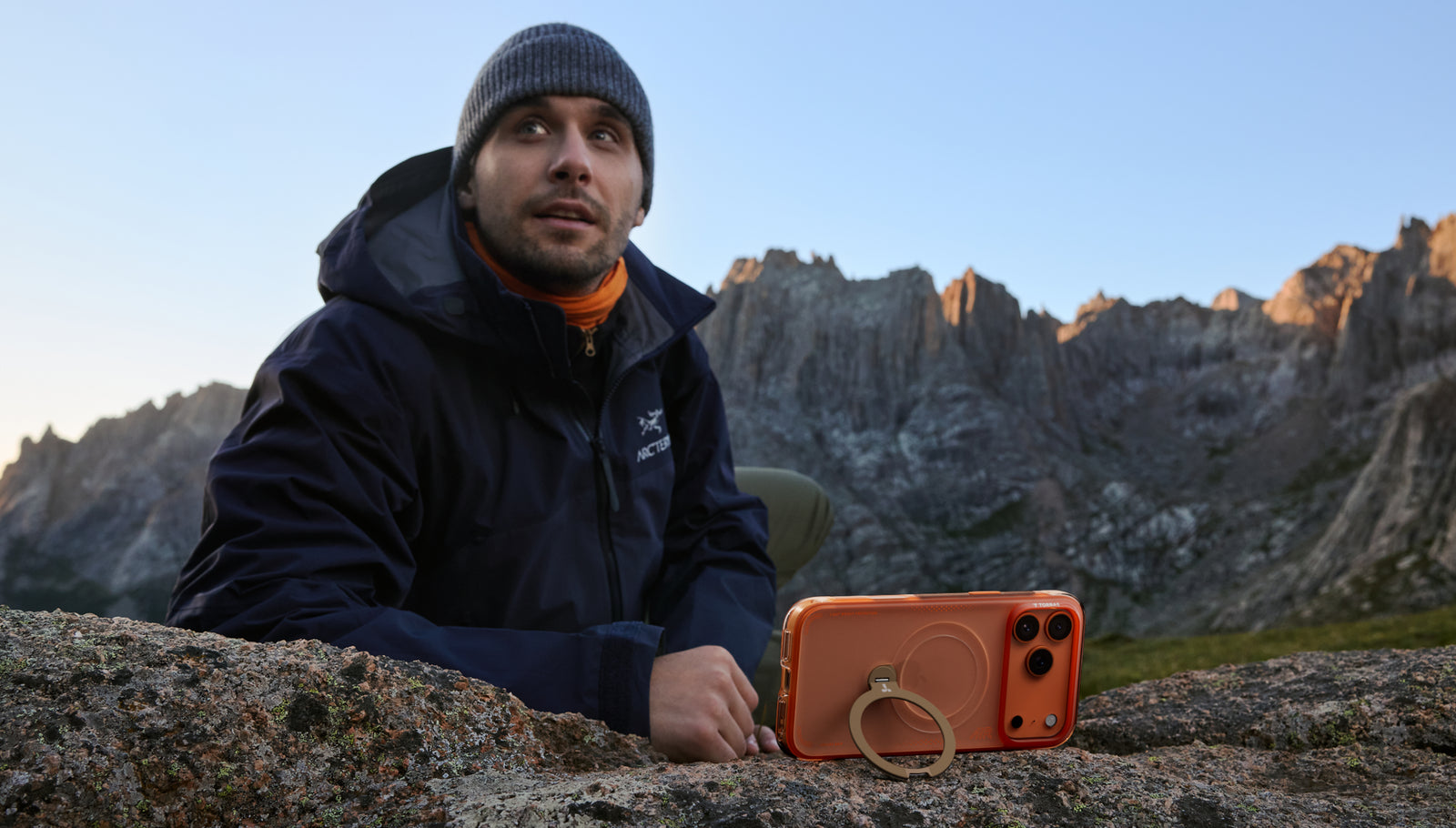 Matný ochranný kryt na mobil s podstavcom