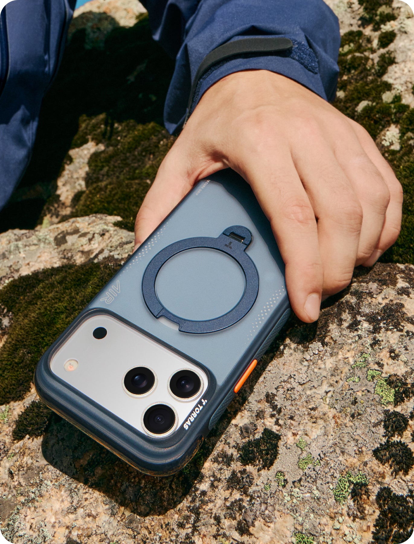 Matný ochranný kryt na mobil s podstavcom