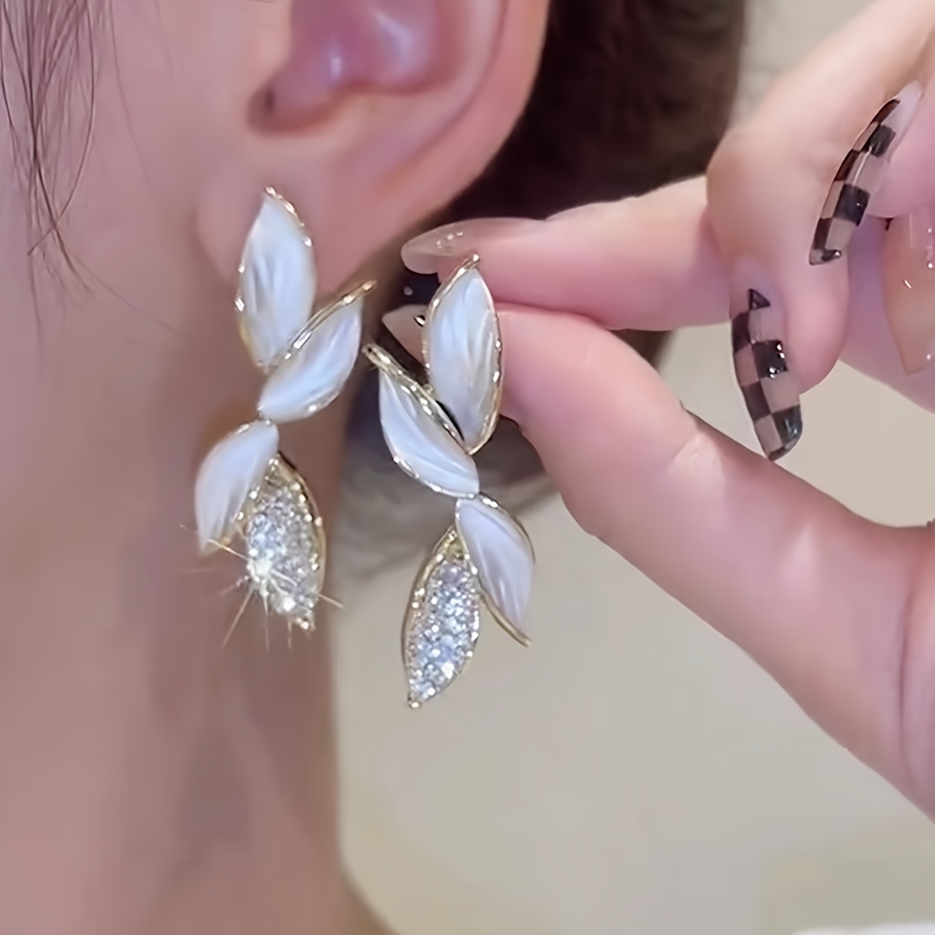 Dámské elegantní francouzské náušnice s diamantovým motivem listu