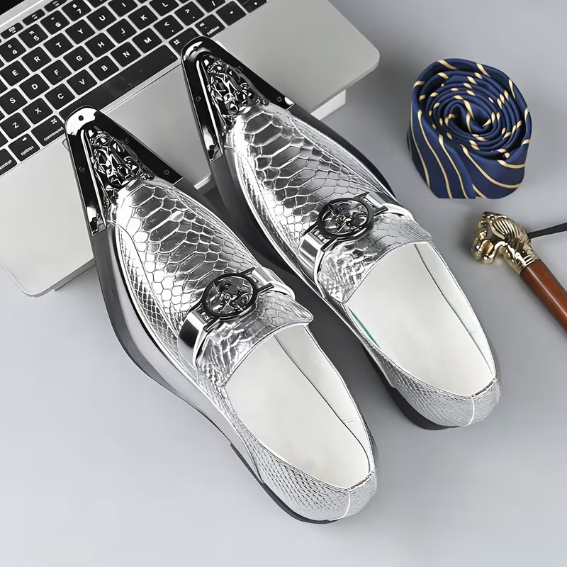 Crocodile-patterned pointed-toe leather shoes