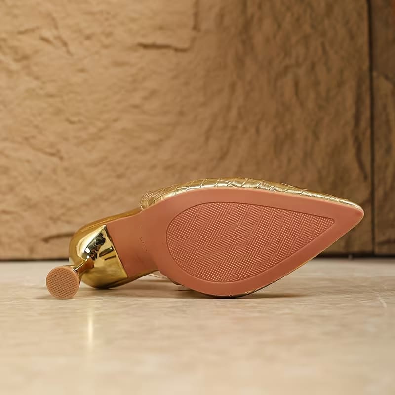 Simple and stylish pointed-toe sandals