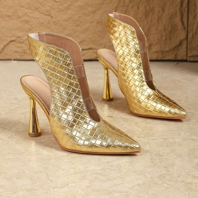 Simple and stylish pointed-toe sandals