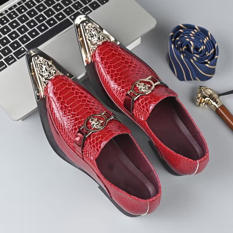 Crocodile-patterned pointed-toe leather shoes