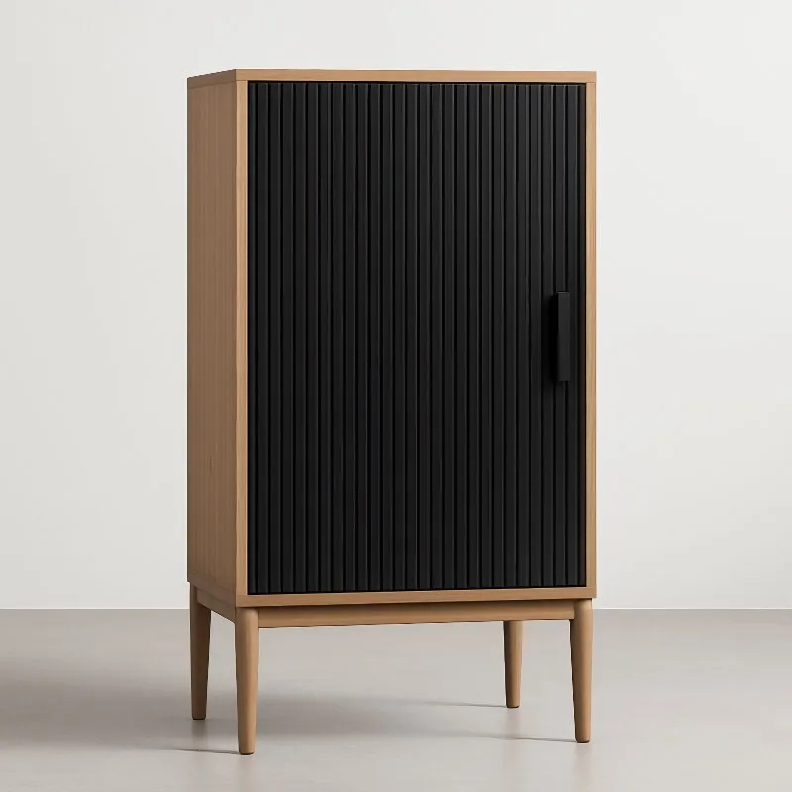 Armoire en bois avec porte en panneau noir