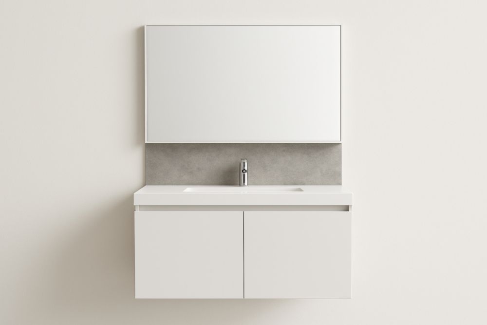 Mobile bagno bianco con lavabo in ceramica e specchio rettangolare