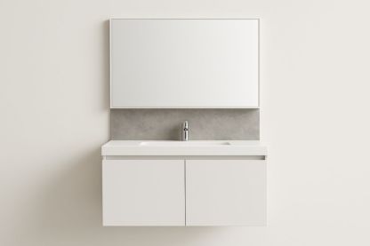 Mobile bagno bianco con lavabo in ceramica e specchio rettangolare