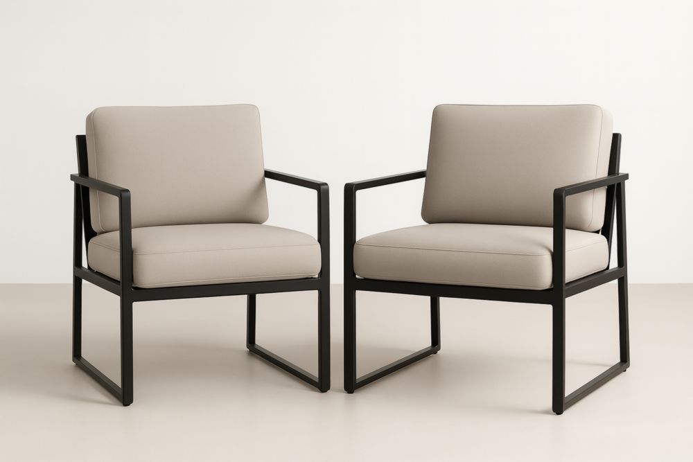 Set di Due Poltrone in Metallo Nero con Cuscini Beige