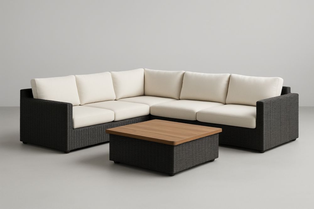 Set divano angolare in polietilene con cuscini in tessuto crema e tavolino in legno massello