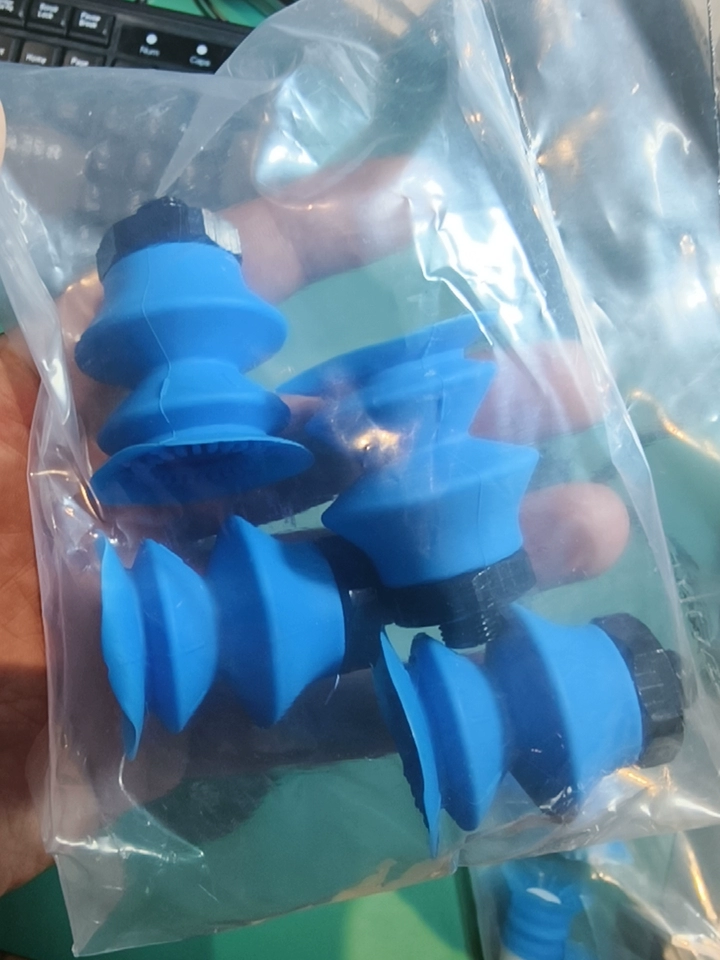 BOLTTE BGX vacuum cups in a bag-clamping application