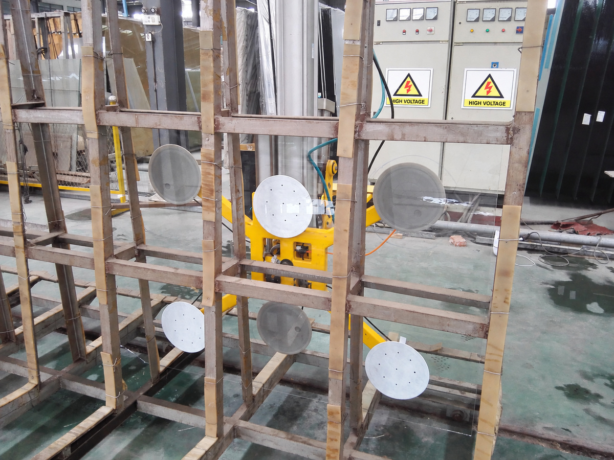Wide view of vacuum cup fabric covers in a glass lifting application