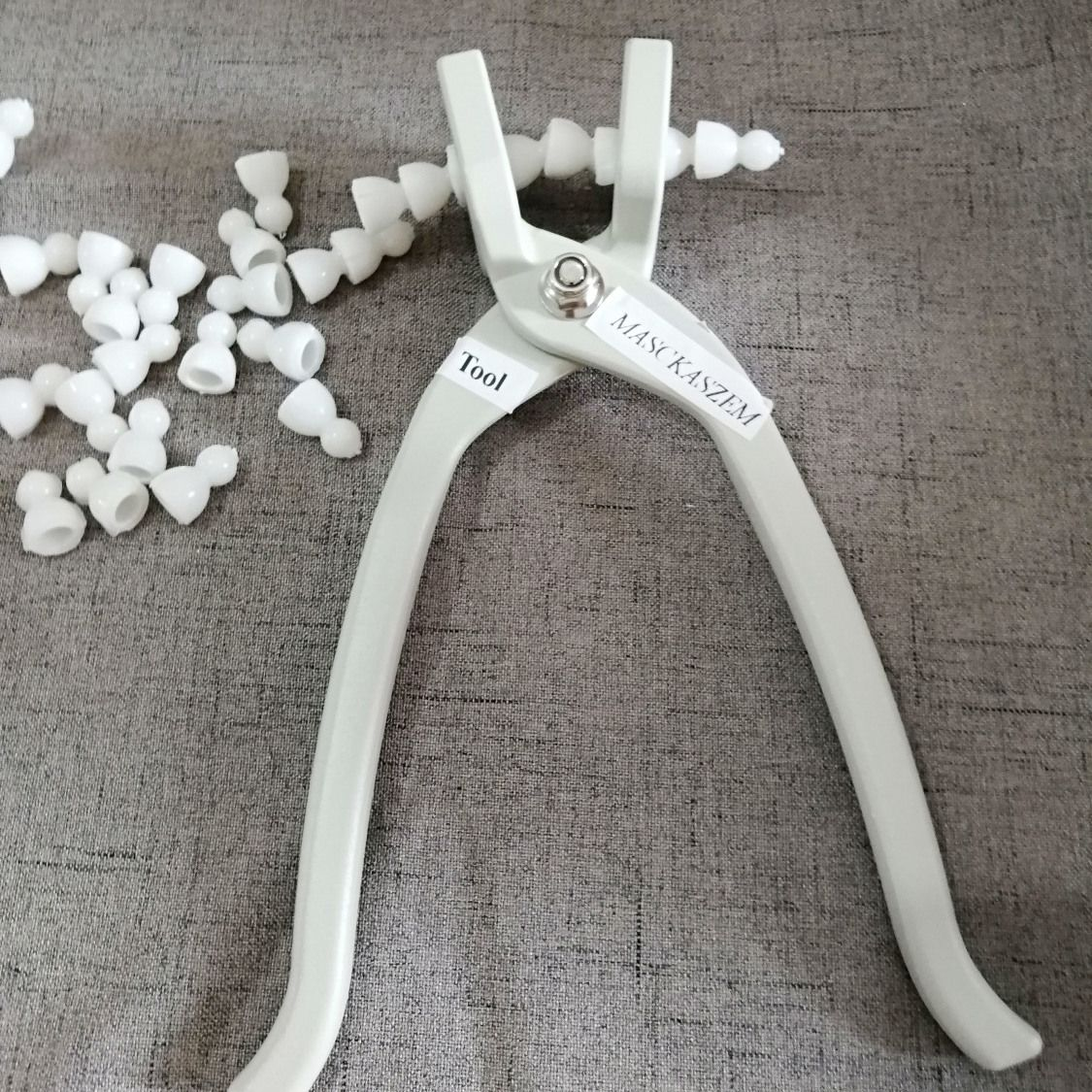 Plastic skeleton modeling kit with articulated parts, in 7mm