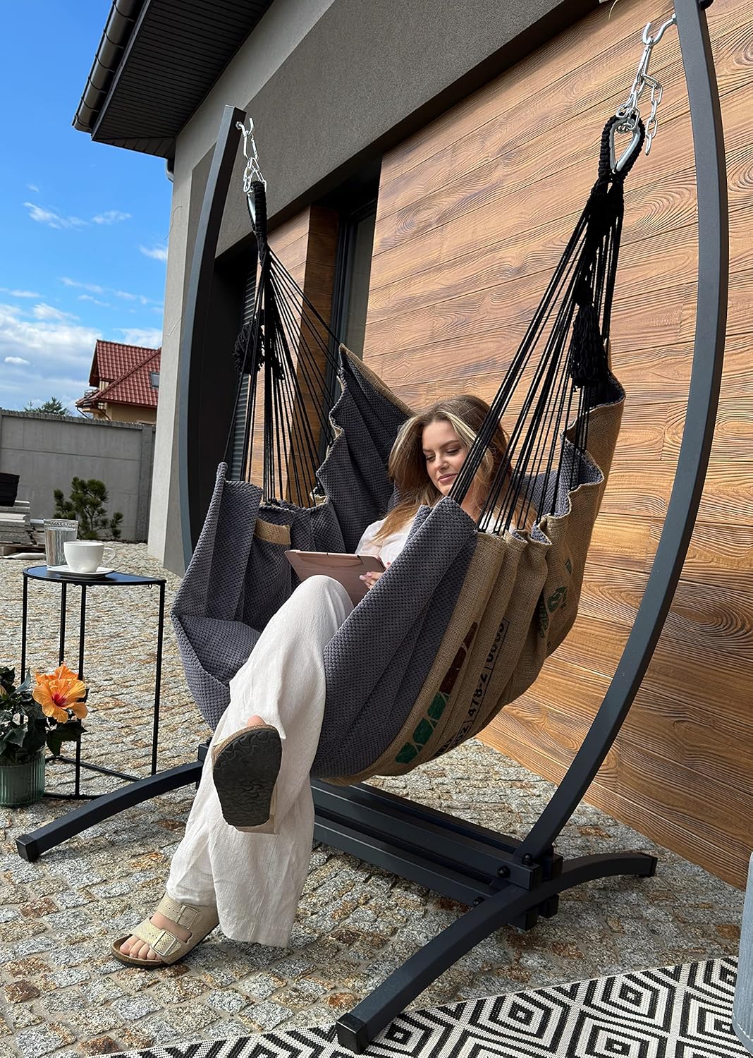 Izabell Hängesessel mit Stahlgestell und Großen Kissen - XXL Schaukelstuhl und Hängematte für Indoor und Outdoor - aus Jutesäcken von Kaffeeröstereien - Coffee Swing grau-Roomoli