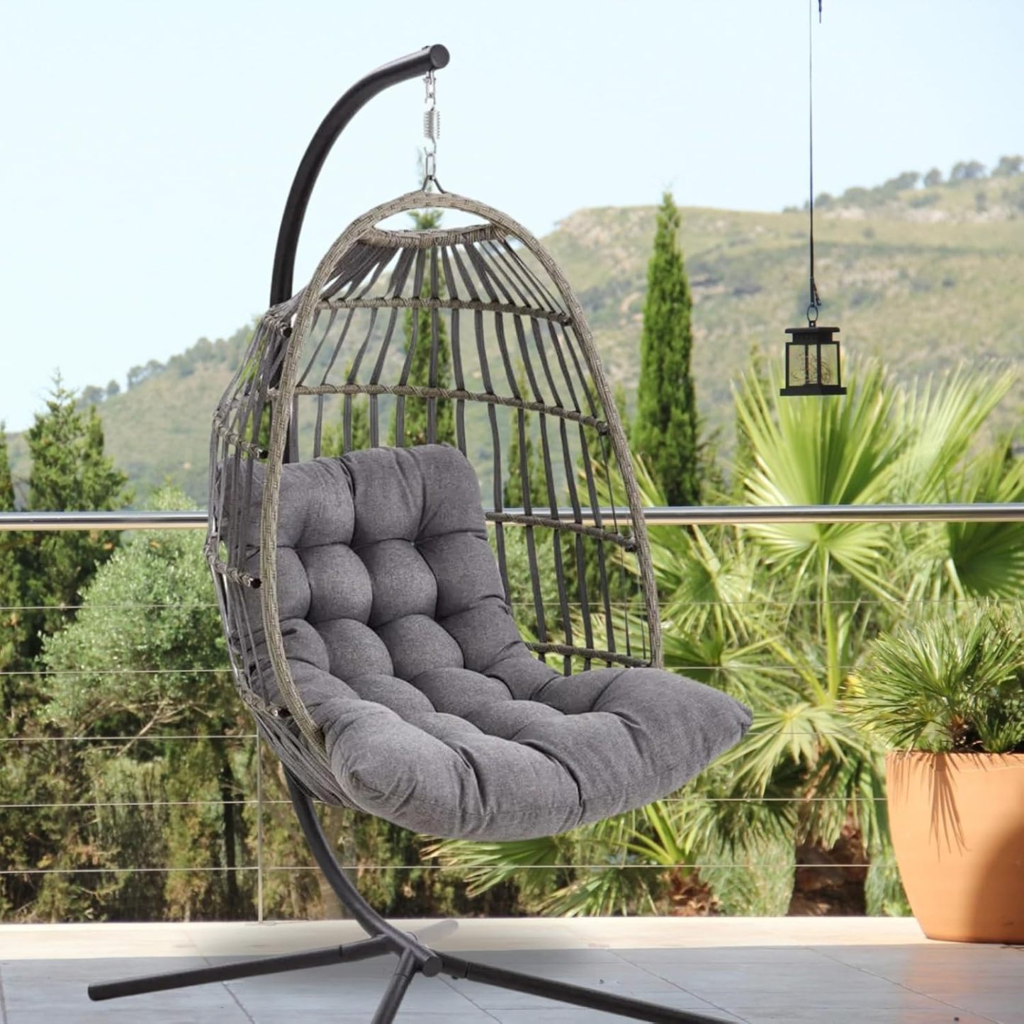 Der Hängekorb - Hängesessel mit Gestell, wetterfest inkl. Polster - Rattan Hängeschaukel für Garten und Indoor, Outdoor Schaukelsessel in Anthrazit-Roomoli