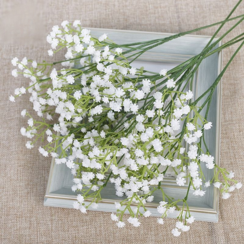 Dekorationen aus künstlichen Blumen und weiche Vinylsträuße