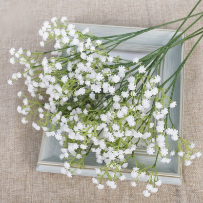 Dekorationen aus künstlichen Blumen und weiche Vinylsträuße