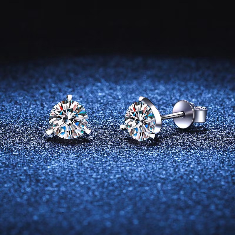 Boucles d'oreilles classiques à trois griffes en moissanite