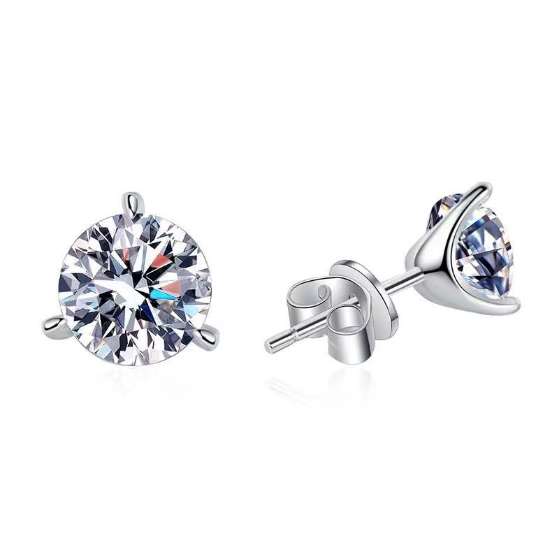 Boucles d'oreilles classiques à trois griffes en moissanite