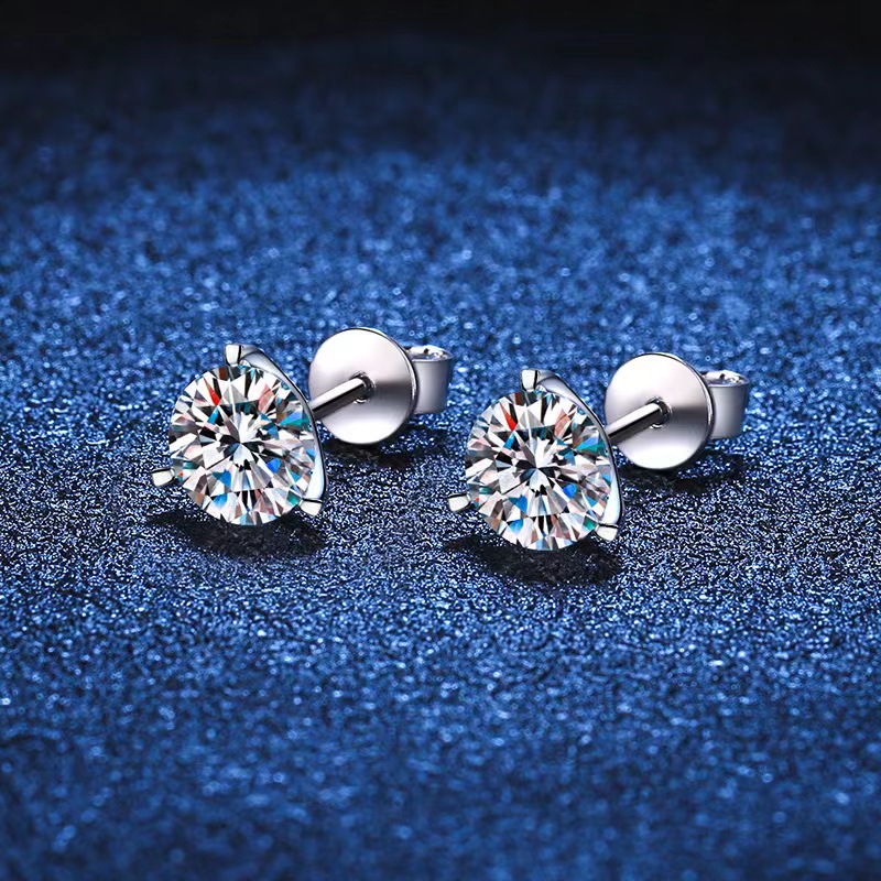 Boucles d'oreilles classiques à trois griffes en moissanite