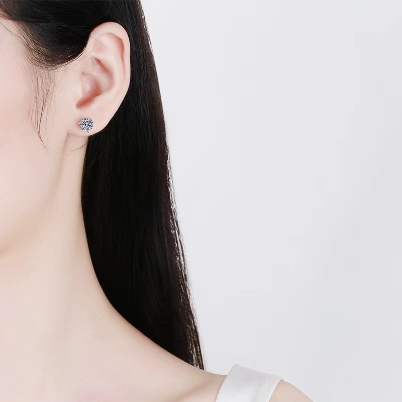 Boucles d'oreilles classiques à trois griffes en moissanite