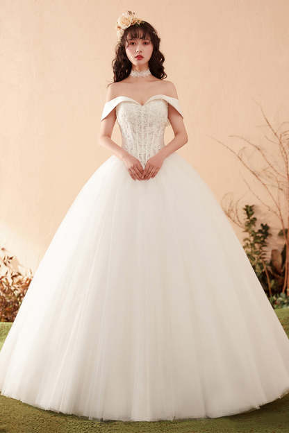 Romantic Off-Shoulder Ball Gown Wedding Dress with Floral Lace Appliques