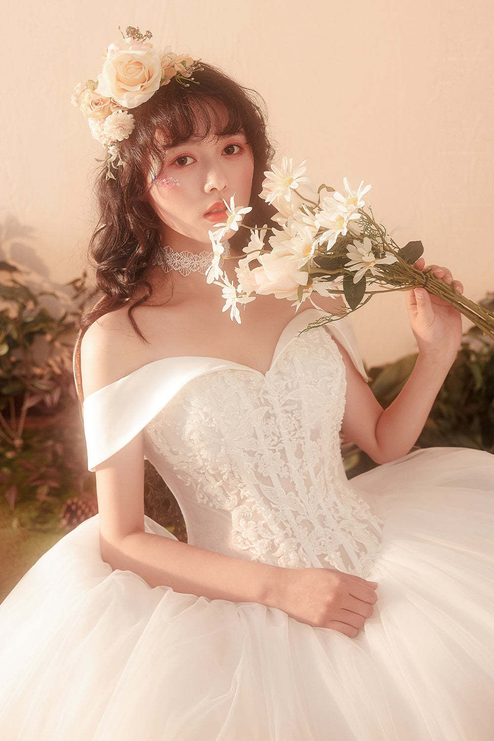 Romantic Off-Shoulder Ball Gown Wedding Dress with Floral Lace Appliques