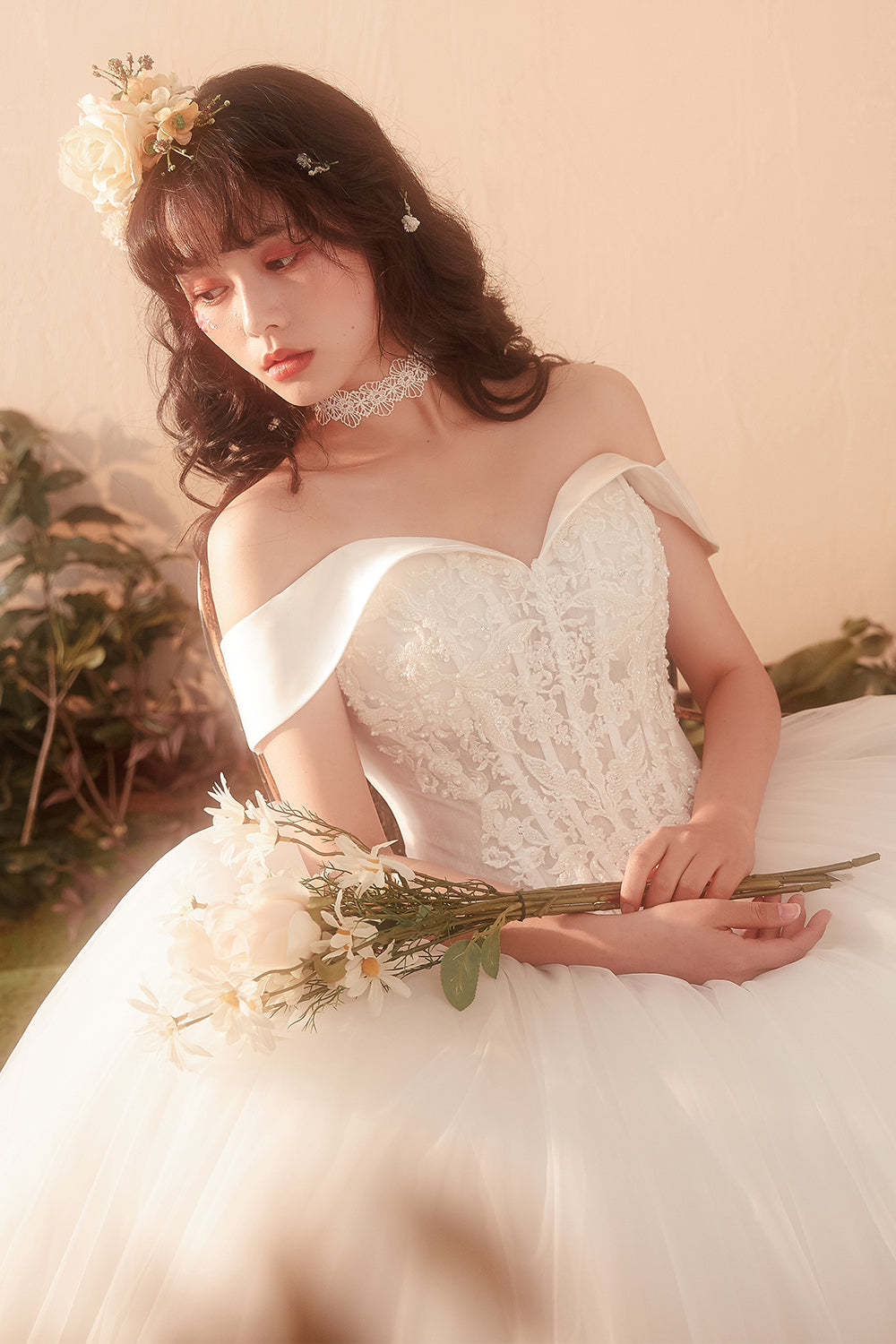 Romantic Off-Shoulder Ball Gown Wedding Dress with Floral Lace Appliques