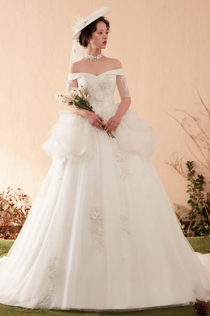 Exquisite Off-Shoulder Ball Gown Wedding Dress with Floral Lace Embellishments