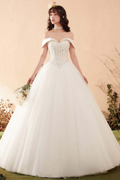 Romantic Off-Shoulder Ball Gown Wedding Dress with Floral Lace Appliques