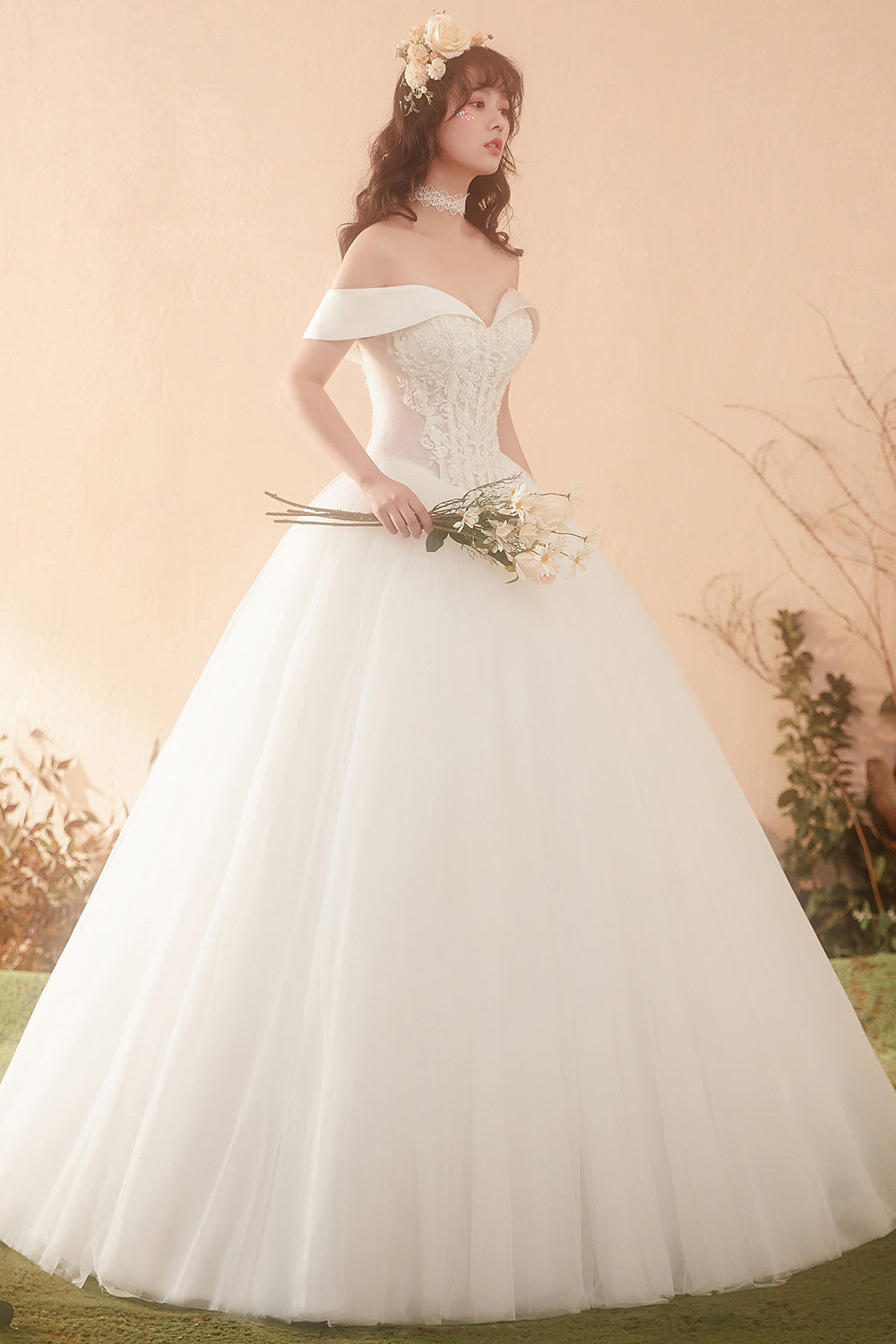 Romantic Off-Shoulder Ball Gown Wedding Dress with Floral Lace Appliques