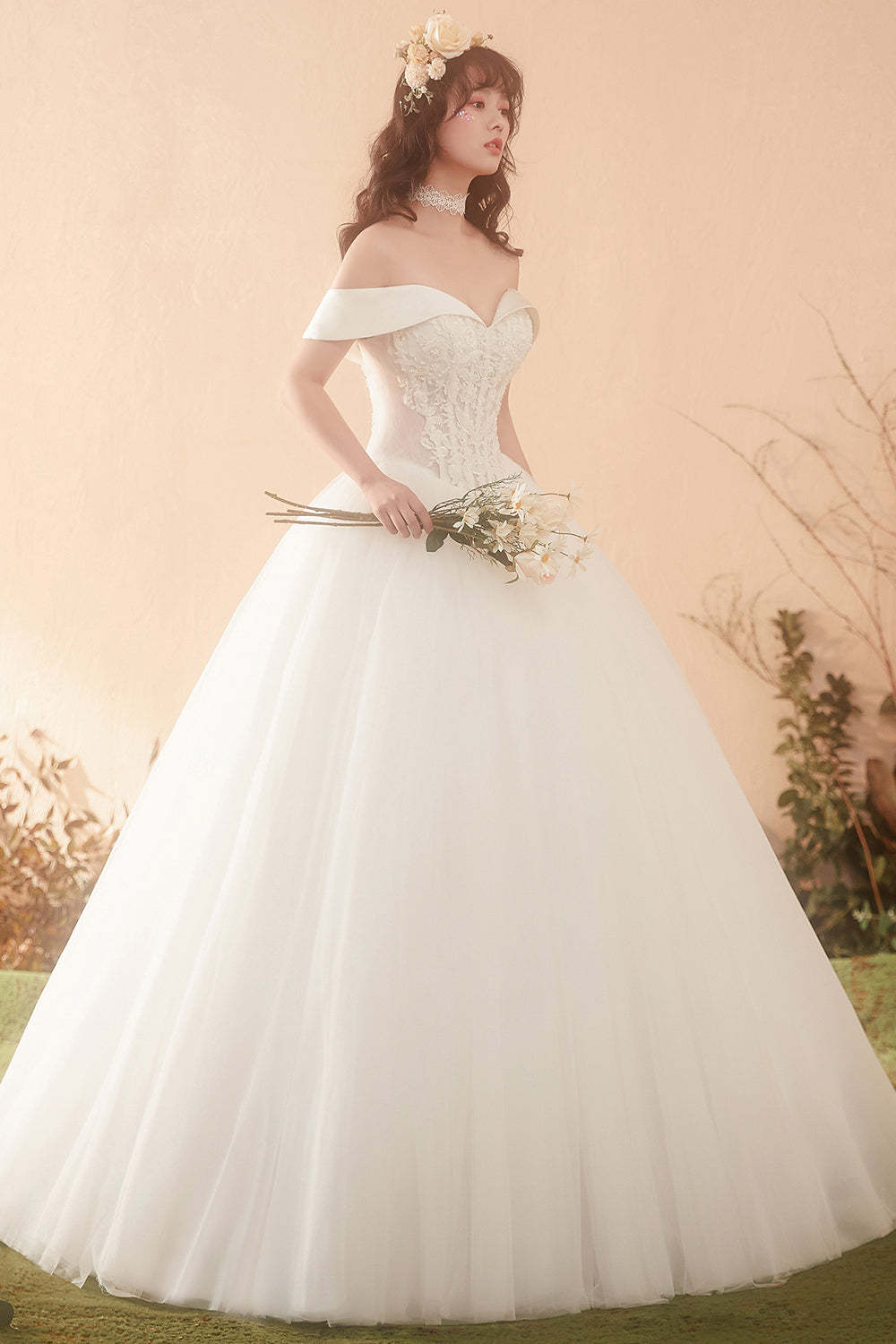 Romantic Off-Shoulder Ball Gown Wedding Dress with Floral Lace Appliques
