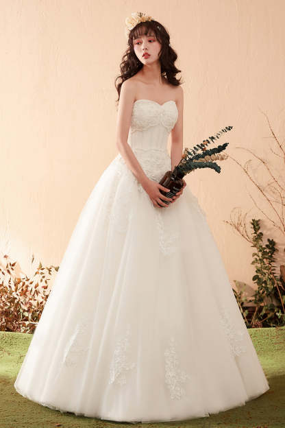 A Line Sweetheart Sleeveless Wedding Dress with Lace Applique