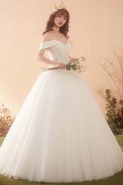 Romantic Off-Shoulder Ball Gown Wedding Dress with Floral Lace Appliques
