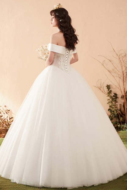 Romantic Off-Shoulder Ball Gown Wedding Dress with Floral Lace Appliques